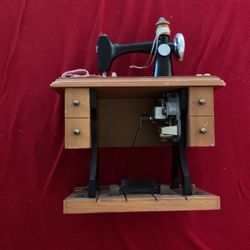 Miniature Sewing machine Collectible