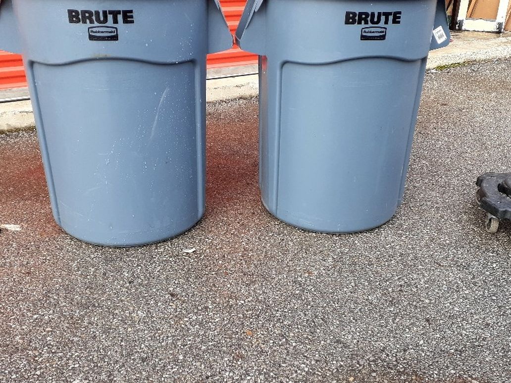 Brute Rubbermaid Trash Can