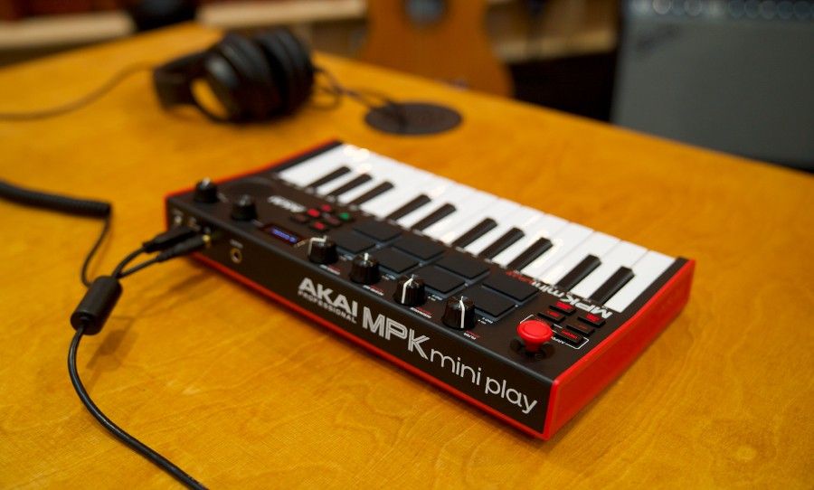 AKAI MPK mini COMPACT KEYBOARD CONTROLLER 