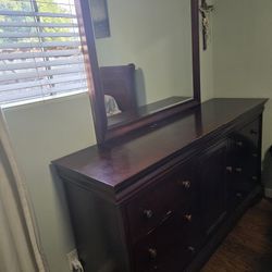 Dresser With Mirror