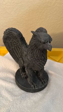 Gargoyl griffin figurin