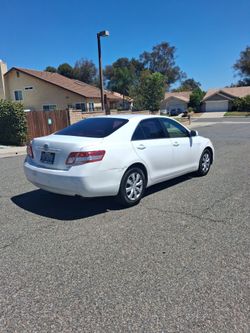 Toyota camry 2010 es atomatico corre vien placas Julio 2027 Trai el check ✔️ ✅️ no falla