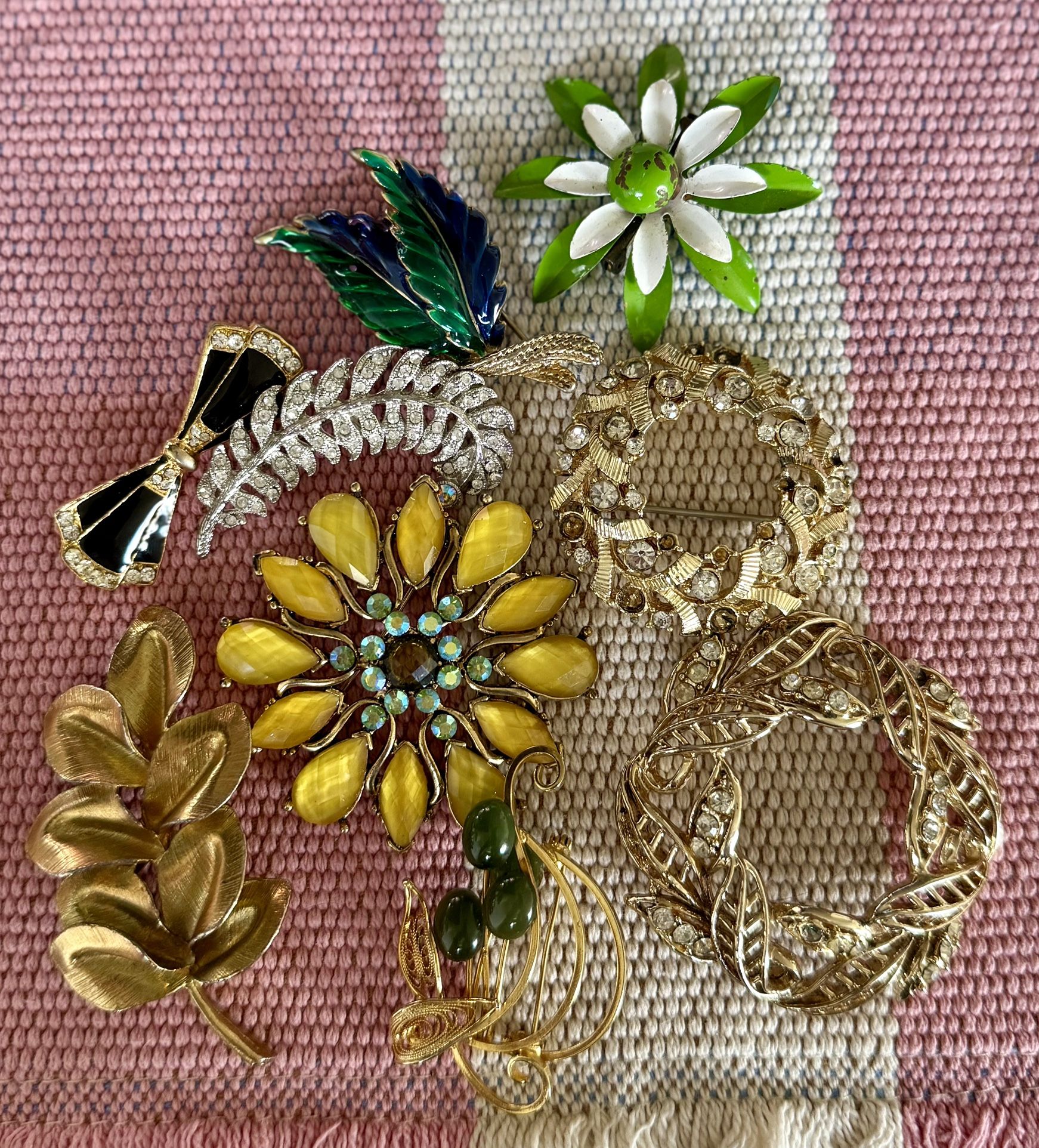 Vintage Jewelry: Brooches, Bracelets, Necklaces, Pins, Barrettes 