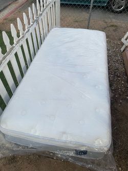 Almost Brand New Twin XL Mattress Medium-Plush 12 Inch