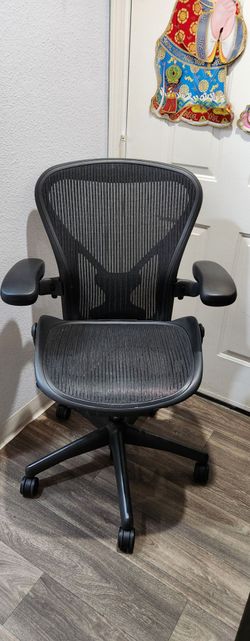 Herman miller Aeron ( SIZE B ) FULLY LOADED .