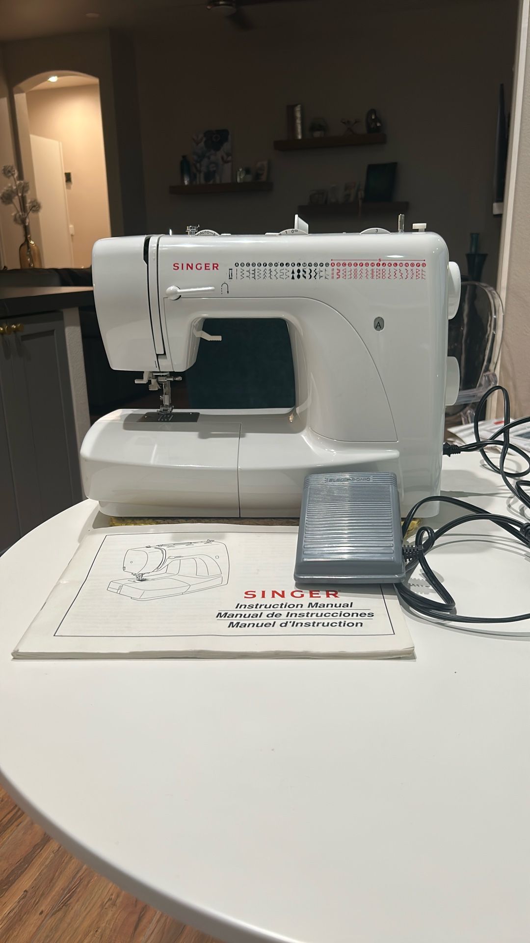 Singer Sewing Machine w/electric foot controller