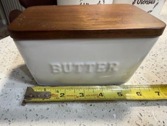 Ceramic butter dispenser with wooden lid