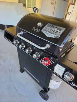 BBQ GIRL 6 burners by Dyna-Glo excellent condition very clean just 9 months old looks and works like brand new. Pick up in the city of La Mirada