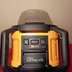 Used Excelente Condiciones 20 VOLT DEWALT Tool Connect Light TOOL ONLY $$140