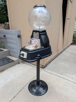 Beaver Gumball machine with basketball hoop