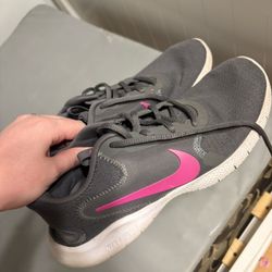 Women’s Nike Gym Shoes Size 9