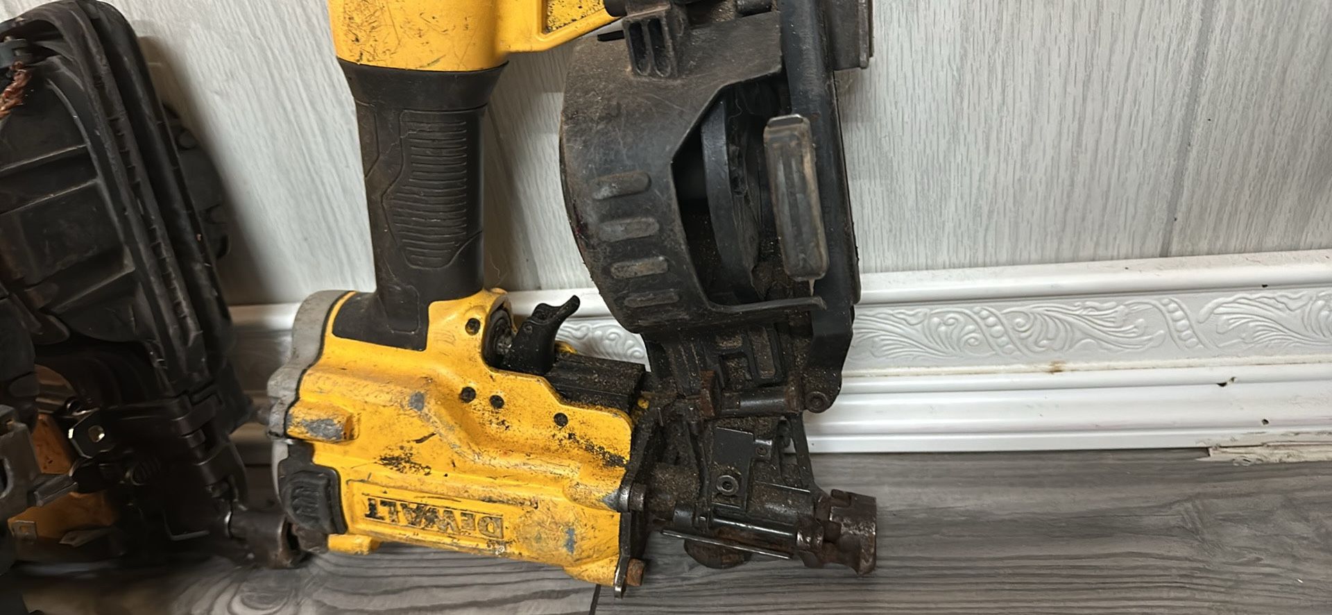 Roofing (Nail Guns) Light industrial equipment & Tools