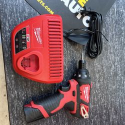 MILWAUKEE Cordless Hammer Drill Kit