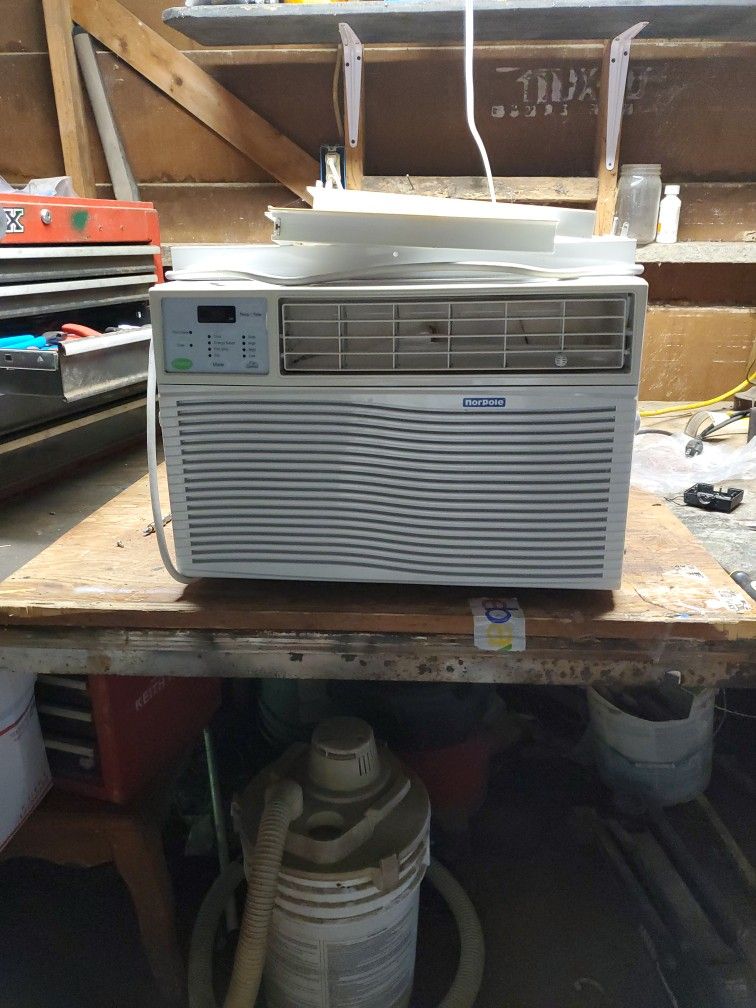 NORPOLE 7000 Btu Room Air Conditioner