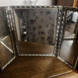 Antique 3 Piece Vanity Mirror In Excellent Condition!!