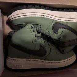 NWOT sz 9.5 Nike Air high cut