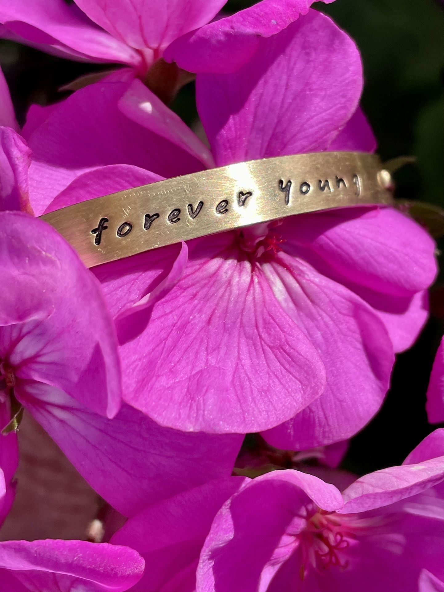 "FOREVER YOUNG" Bracelet Gold Tone Metal