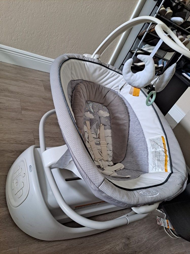 Graco Sense2Soothe™ Swing
with Cry Detection™ Technology