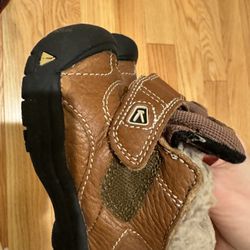 Like New keen Toddler Size 5 Boots 