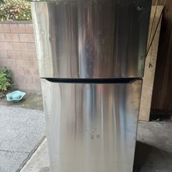 2024 LG  refrigerator(LIKE NEW!)$700 OBO