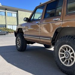1985 Jeep Cherokee Lifted 2” NEW 31” Mud Terrain Tires Never Wheeled 