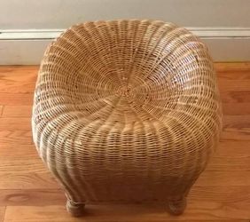MOVING PICKUP ASAP Antique Round Rattan Wicker Ottoman / Footrest