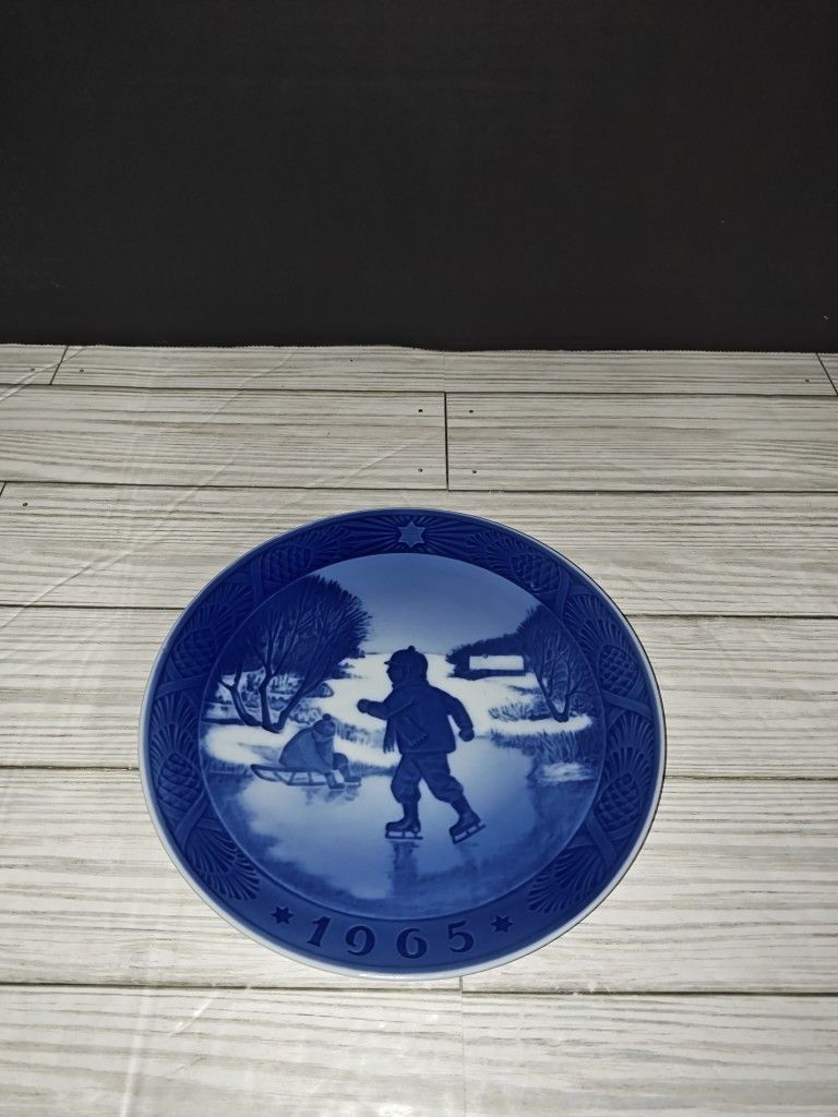 Royal Copenhagen Vintage 1965 Christmas Plate Little Skaters Denmark Blue