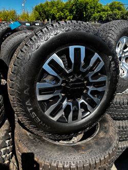 20-Inch Truck Wheel with LT275/65R20 Tire