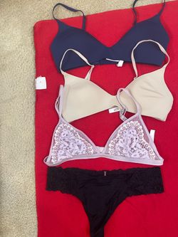 Selling this Victoria’s Secret lingerie bundle in Size Medium (M). All items are pre-owned and in good condition, clean and well cared for. ✨ Include