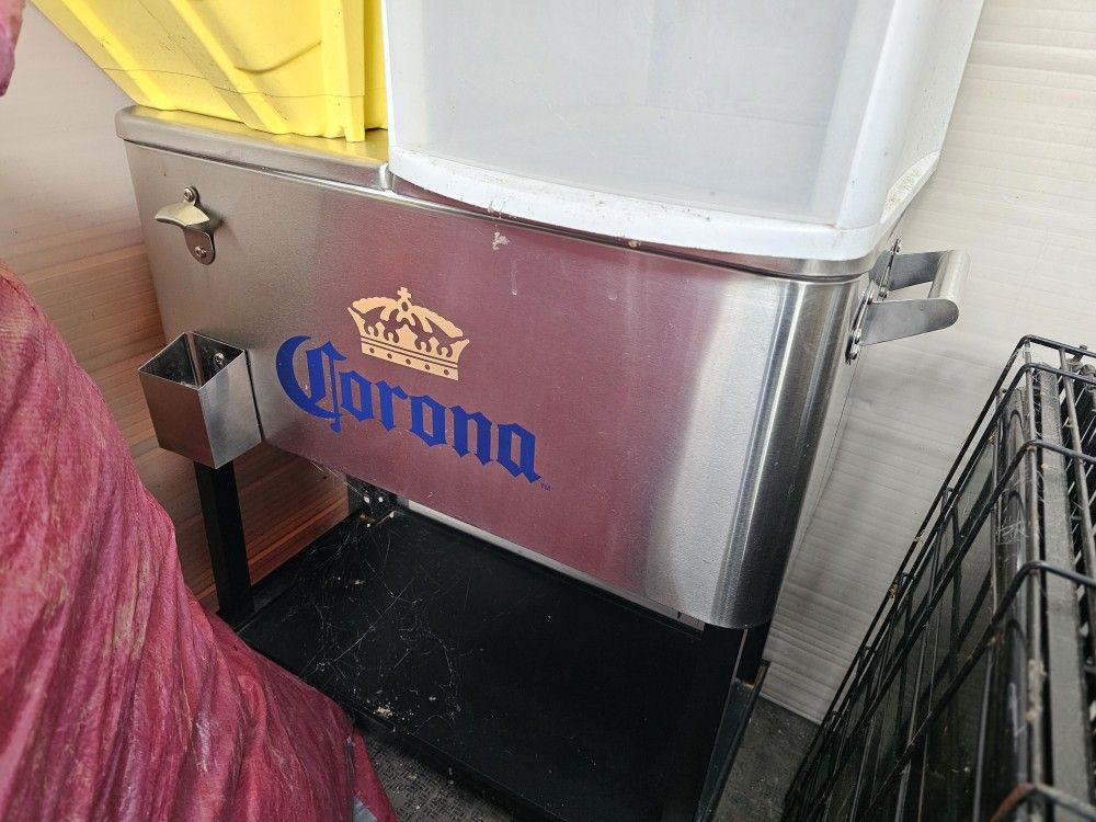 Patio /party Cooler With Wheels