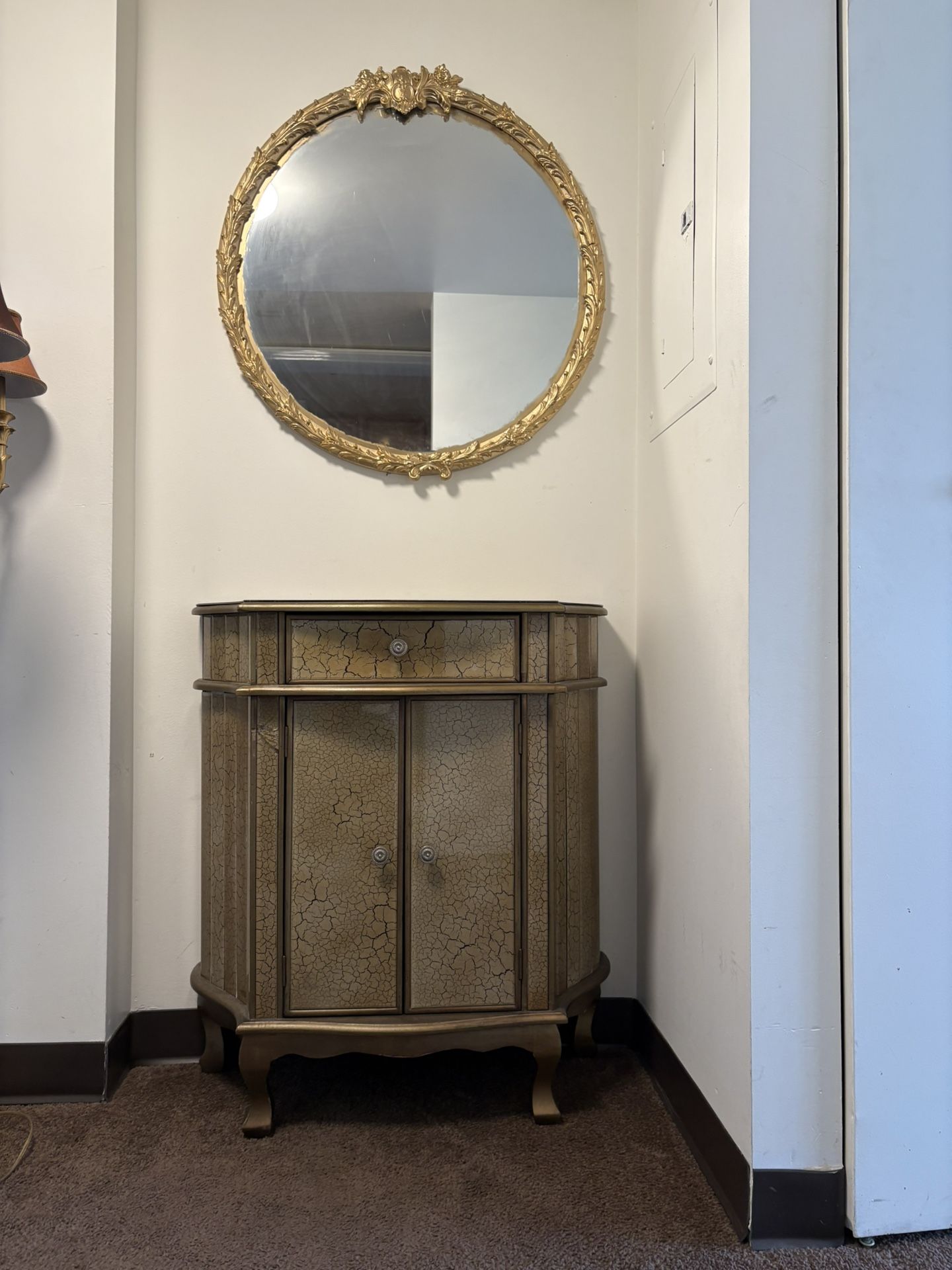 Beautiful Entry Table With The Mirror
