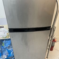 Insignia Refrigerator 
