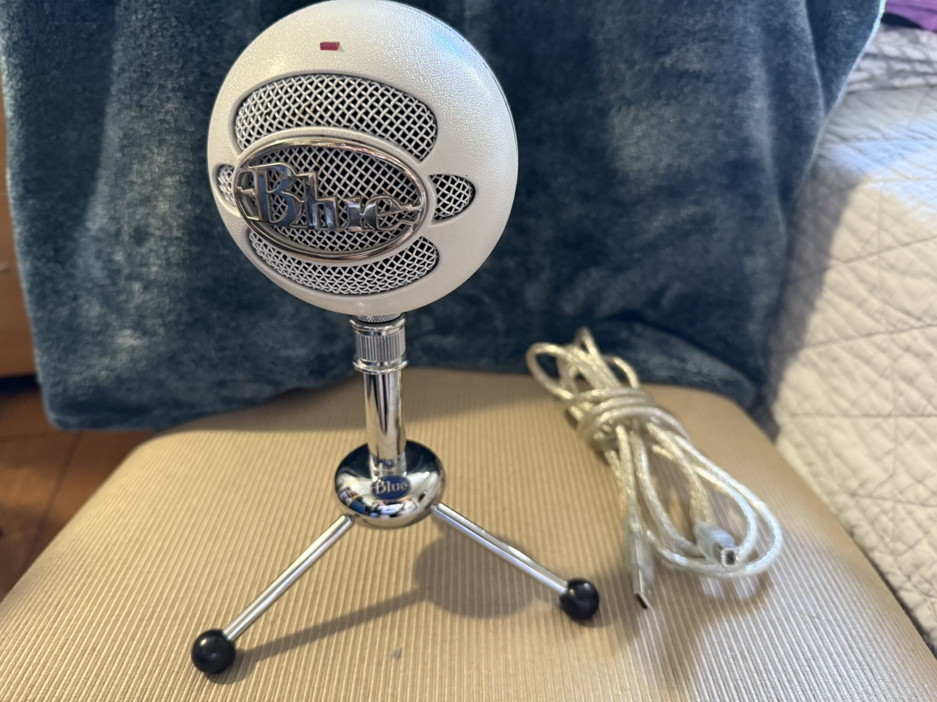 Blue Snowball USB Microphone – Great Condition with Stand & Cable