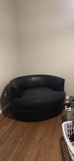 Black swivel chair