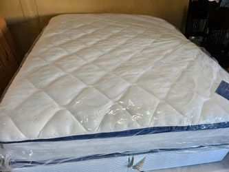 New Hybrid Queen
Mattress And used box spring
300 dlls Set free delivery