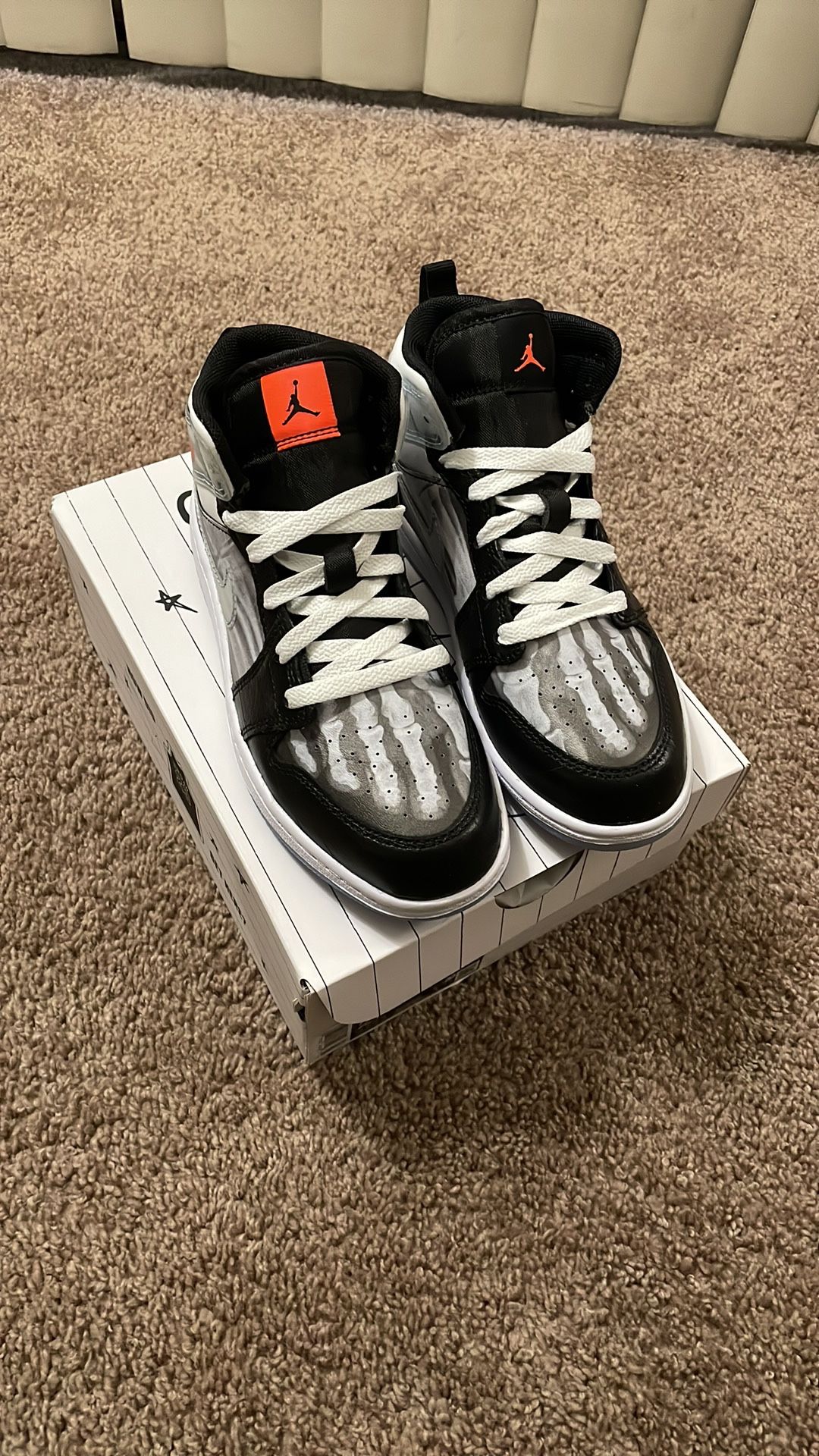 Jordan 1 Mid size 2.5Y