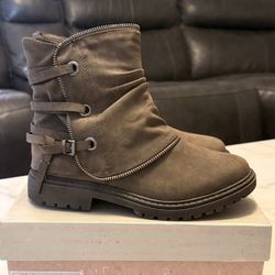 Women’s Boots Size 7 