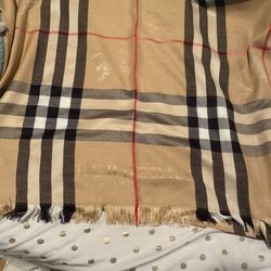 Woman’s Burberry Scarf( NEW)