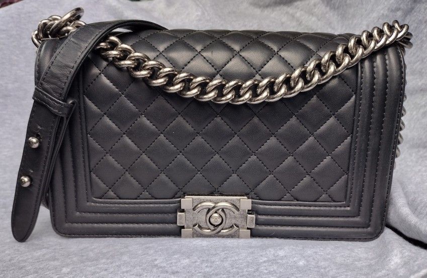 CHANEL
Caviar Quilted Large Boy Flap Black