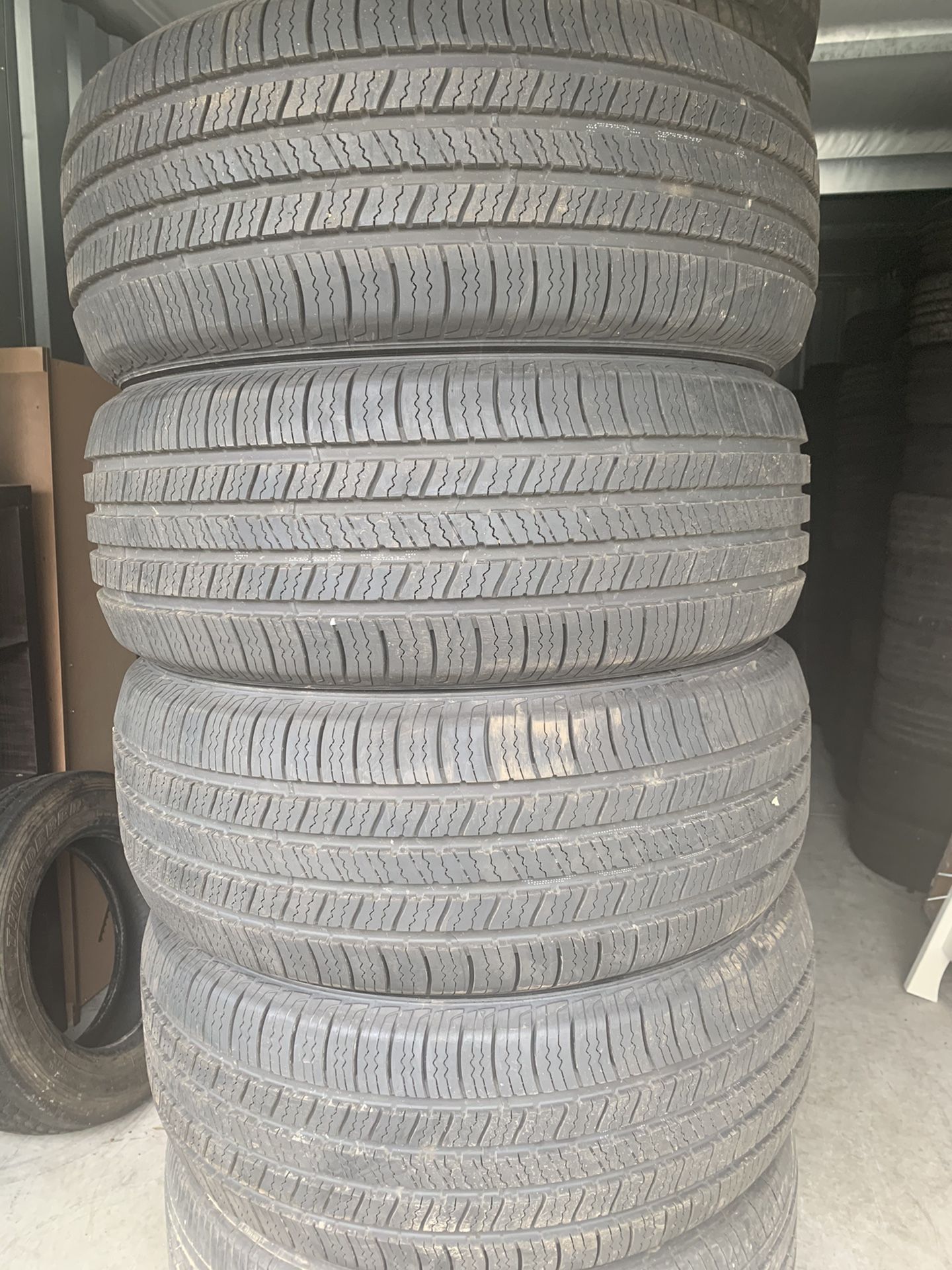 Set of tires like new 235/50/18 Goodyear