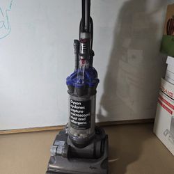 Dyson DC33 Vacuum 