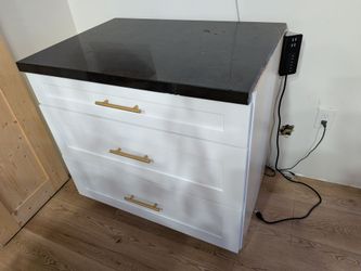 Shaker white kitchen cabinet
