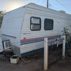 2004 Pioneer Fleetwood RV 18t6