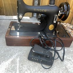 Singer Sewing Machine Black With With Wooden Case 