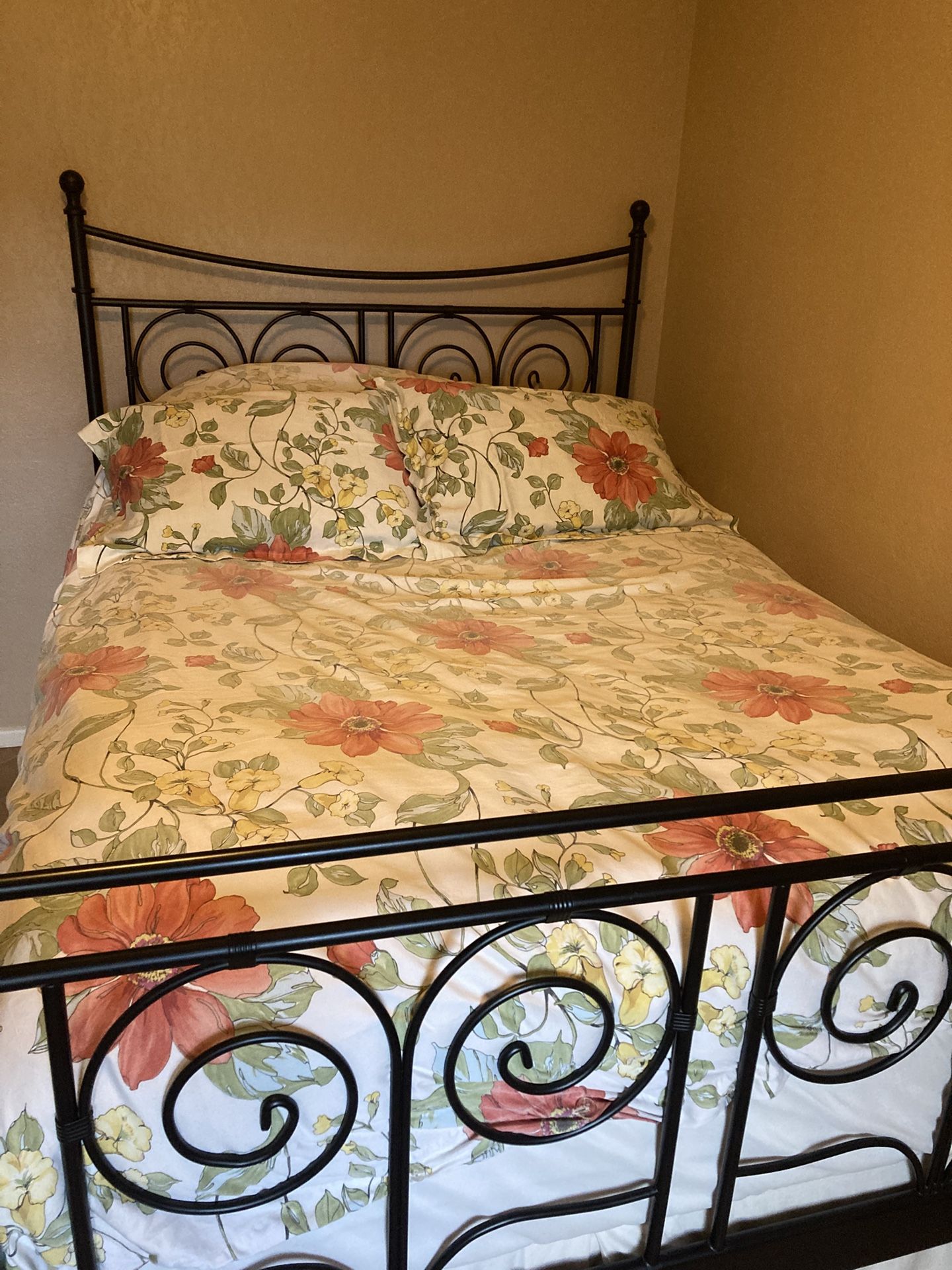 Pottery Barn Bedding Set -$8