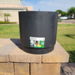 Vigoro Lilliana Large Black Plastic Round Planter with Drainage Holes (16.5 in. L x 15.6 in. W x 15 in. H)