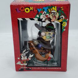 Vintage Matrix Christmas tree ornament Looney Tunes Tazmanian Devil Baseball 1996

Excellent condition,  kept in box
Box in good condition,  some wear