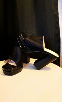  Women's sandals with a thick, high heel in black