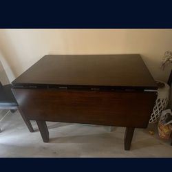 Table with pop-up leaves