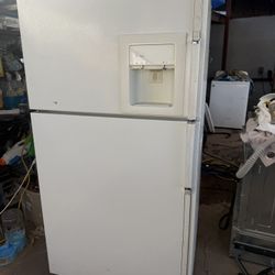 Ge Refrigerator/ Ice Maker Excellent Condition 
